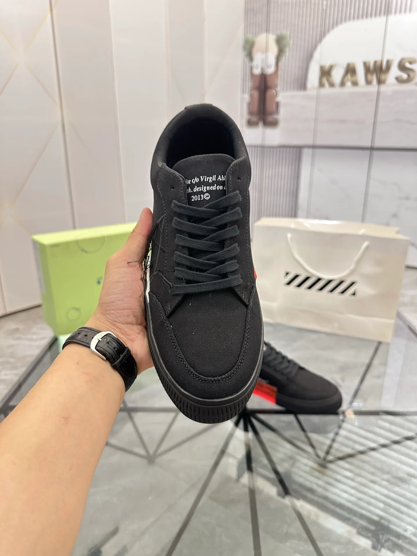 Selling men's shoes 💰: 💰P440¥ Product trademark: OFF WHITE *"OFF WHITE*" low-top casual shoes Regular size: 35-45 (can be customized to 46) Couple style Product materials: Original fabric from the upper counter, breathable lining, original outsole. No.: H203